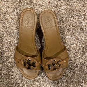 Tory Burch Tan platform wedge slides size 6M